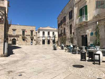Alla sinistra dell'immobile si apre piazza Municipio. La percorriamo, entrando nel centro storico "vero e proprio". L'asfalto lascia il posto alle chianche bianche e ai tavolini di uno dei locali che da qualche anno animano finalmente la zona